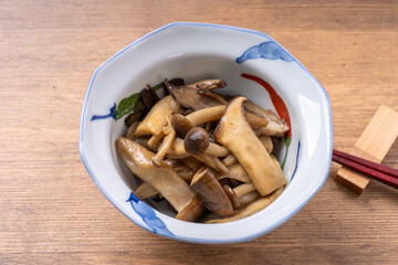 三種のきのこのバター醤油炒め