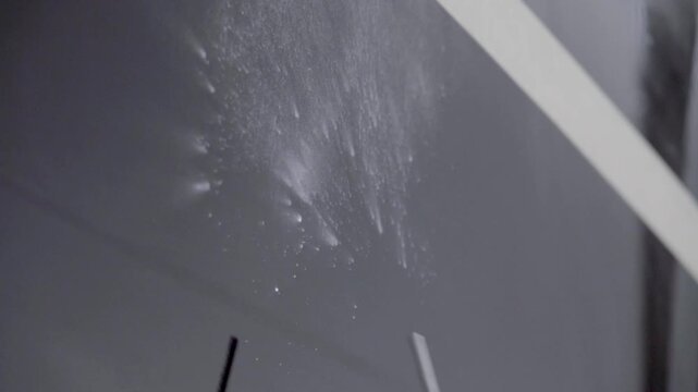 Use an air gun to blow off the dust on the car paint