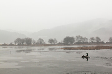 A fisherman who opens the dawn.