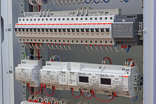 Home automation switchboard in DKC housing. Relay modules, DALI lighting control modules, KNX bus power supplies, IP router from Zennio. Circuit breakers from ABB. Screw terminals Upun.  