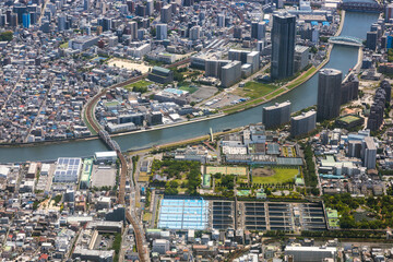 三河島水再生センター上空から千住大橋駅方向を空撮