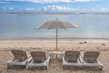 Parasols et transats sur plage réunionnaise 