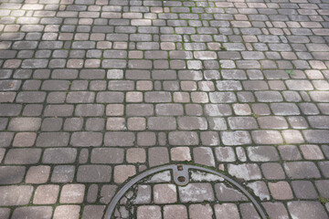 マンホールと煉瓦歩道