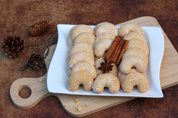 Weihnachtsgebäck: Gebackene Vanillekipferl auf einem Teller.