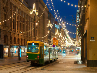 ヘルシンキにてイルミネーションの中を走るトラム