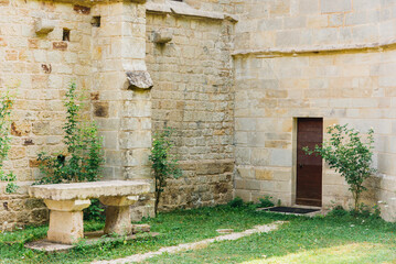 Architecture du prieur&eacute; du Val Saint-Beno&icirc;t. Autel chr&eacute;tien en pierre. Entr&eacute;e d'un couvent. porte du monast&egrave;re.