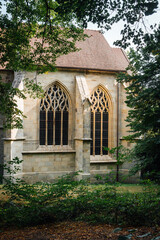 Architecture du prieur&eacute; du Val Saint-Beno&icirc;t. Vitraux et fen&ecirc;tres gothiques d'un monast&egrave;re. Couvent isol&eacute; dans la for&ecirc;t