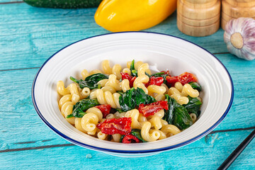 Pasta with spinach and tomato