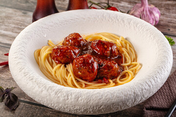 Meatballs with tomato sauce and spaghetti