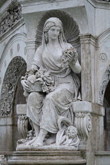 Obraz premium Historic Flora Fountain Marble Statues Decorated with Sculpted Flora in Mumbai, India
