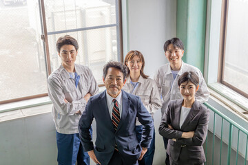 Obraz premium 室内に並ぶ会社従業員の集合社員