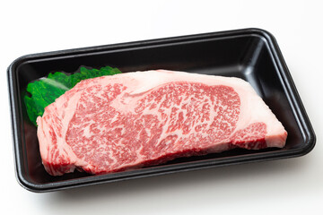 プラスチックトレーに入ったステーキ肉　白バック