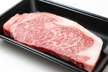 トレーに入った生牛肉