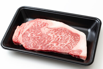 プラスチックトレーに入ったステーキ肉　白バック