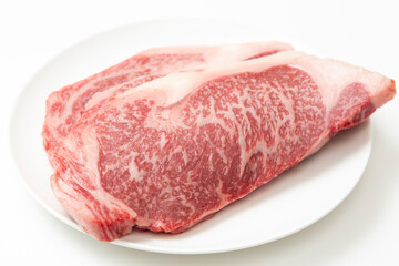 皿に乗った牛ステーキ肉　白バック