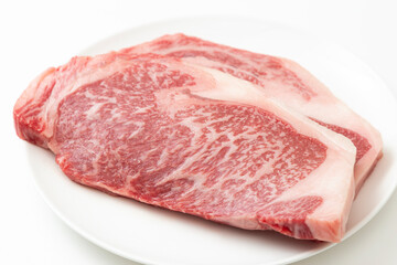 皿に乗ったステーキ肉　白バック