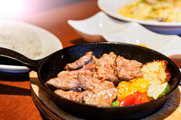 温かくて美味しそうな鉄板で焼く肉料理