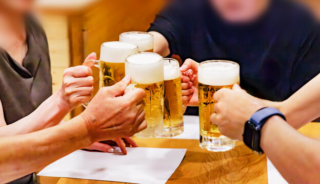 飲食店で飲む美味しそうなよく冷えたビール