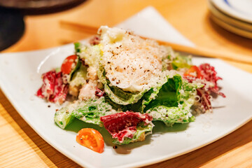 新鮮で美味しそうなシーザーサラダ