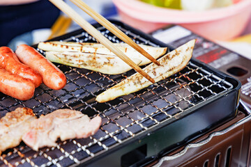 焼肉専用カセットコンロで調理するバーベキュー