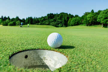 新緑の芝生が綺麗なゴルフ場