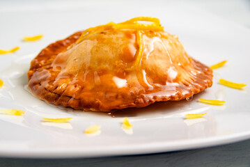 Seada con miele, tradizionale dolce sardo fritto e ripieno di pecorino fuso, dessert italiano 