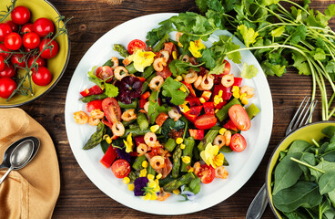 Delicious fresh salad with prawns and vegetables.