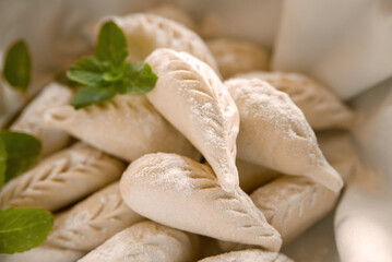 Culurgionis freschi, tipica pasta artigianale sarda ripiena di patate, pecorino e mente, cibo italiano 