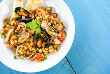 Fregula con frutti di mare, ricetta di pasta sarda, cibo italiano 