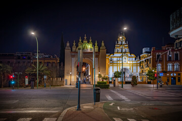 Sevilla, España. 1 de julio de 2025. Las amplias calles arboladas cerca del centro histórico de...