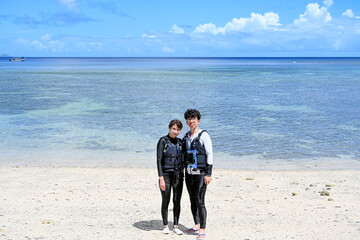 綺麗な沖縄の海を旅行するカップルのイメージ写真
～シュノーケリング～