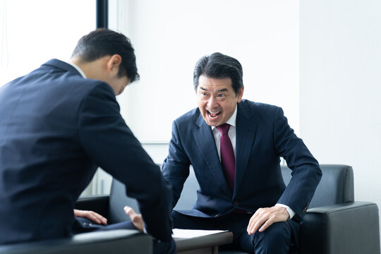 オフィスで部下を怒るビジネスマン