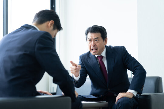 オフィスで部下を怒るビジネスマン