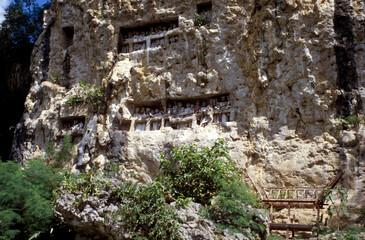 Tau Tau (Statuen), vor den Felsgräber der Königsgräber von Suaya, Torajaland, Sulawesi, Indonesien © Peter