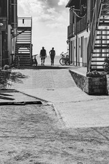 czarno-biała fotografia turystyczna pary turystów.