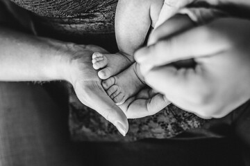 Mutter hält Babyfüße in Hand - Nähe, Geborgenheit, unendliche Liebe