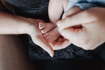 Mutter hält Babyfüße in Hand - Nähe, Geborgenheit, unendliche Liebe