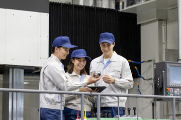 工場で働く男女作業員