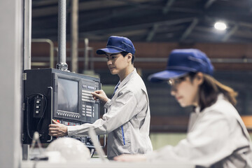 工場で働く男女作業員