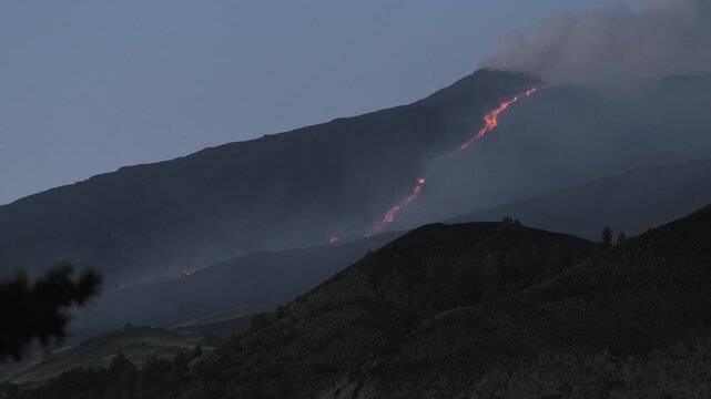 Vulcano Etna in eruzione - Colata di lava scende lungo il versante sudovest.