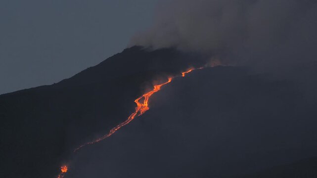 Vulcano Etna in eruzione - Colata di lava scende lungo il versante sudovest.