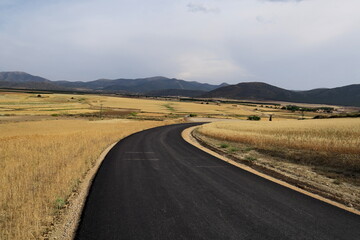 Nouvelle route goudronnée dans la campagne.