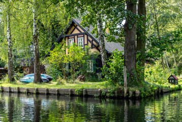 Tourismus in Brandenburg, Landschaft mit Fließgewässern, Häusern, Kähnen, Kajaks und Waldgebiet...