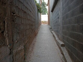 Obraz premium Old residential road with concrete walls in Algeria