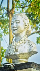 Obraz premium Statue of Mrs. Kartini in a city park in East Java, Indonesia 