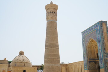 Fototapeta premium Kalon Minaret and Kalan Mosque in Bukhara, Uzbekistan - ウズベキスタン ブハラ カラーン・ミナレット カラーン・モスク 