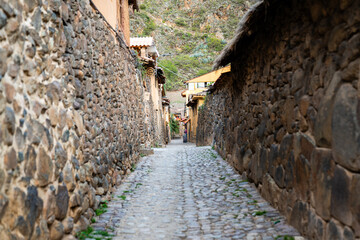 Schmale, historische Inka-Gasse mit traditionellen Steinmauern in Ollantaytambo