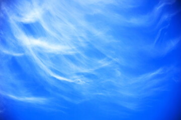 青空に舞う美しいデザイン的な巻雲