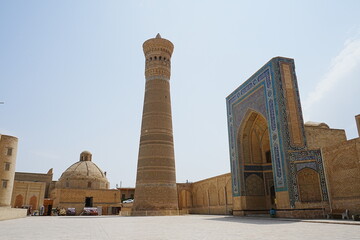 Fototapeta premium Kalon Minaret and Kalan Mosque in Bukhara, Uzbekistan - ウズベキスタン ブハラ カラーン・ミナレット カラーン・モスク 