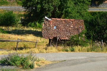 an old, abandoned country house